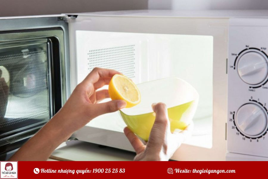 3 cách làm sạch dầu mỡ bám trên lò vi sóng giữ lò như mới