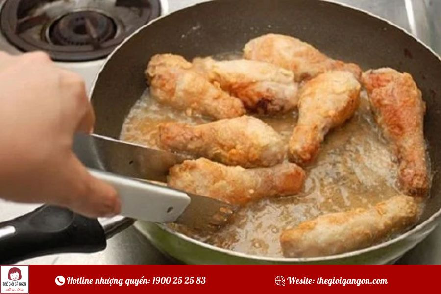 7 cách chiên gà không bị văng dầu cho mọi nhà nên biết