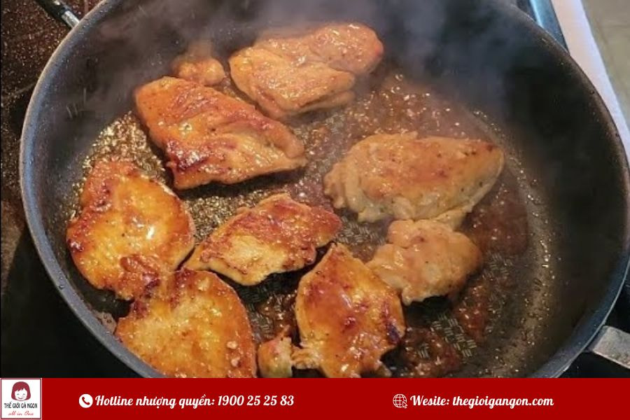 Gà áp chảo sốt – Biến tấu 2 vị ngon hấp dẫn khó cưỡng
