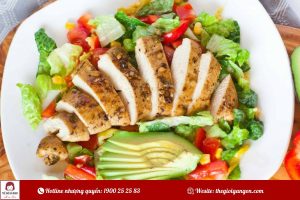 Salad ức gà áp chảo: Bí quyết cho bữa trưa nhẹ bụng, đủ chất