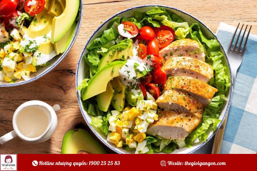 Salad ức gà áp chảo: Bí quyết cho bữa trưa nhẹ bụng, đủ chất