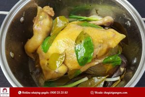 Bí quyết làm gà luộc lá chanh vàng ươm ai cũng khen