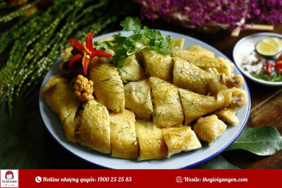 Bí quyết làm gà luộc lá chanh vàng ươm ai cũng khen